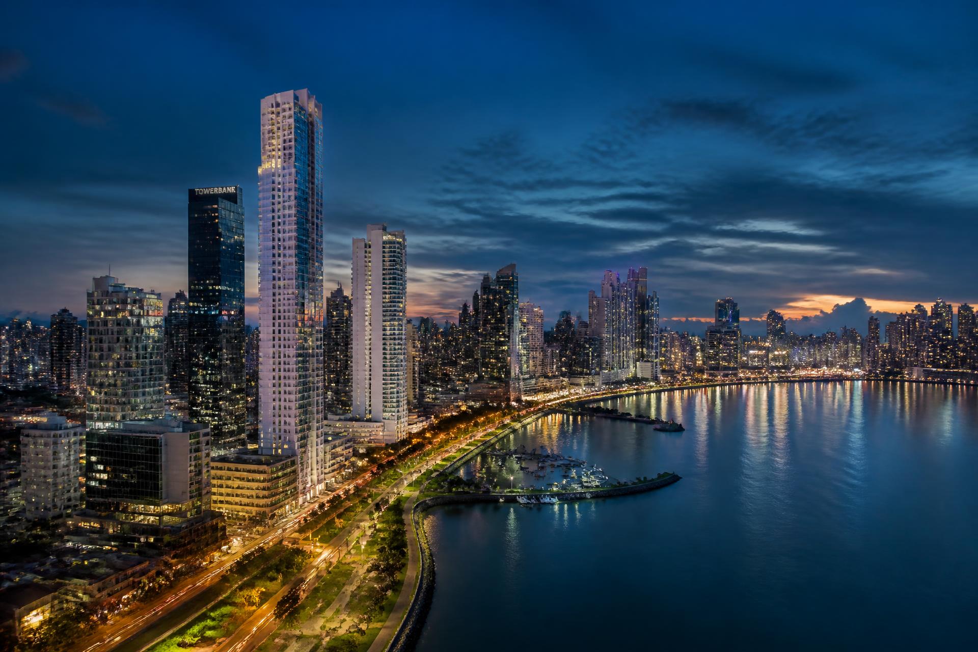 Skyline de Ciudad de Panamá al atardecer sobre la Cinta Costera